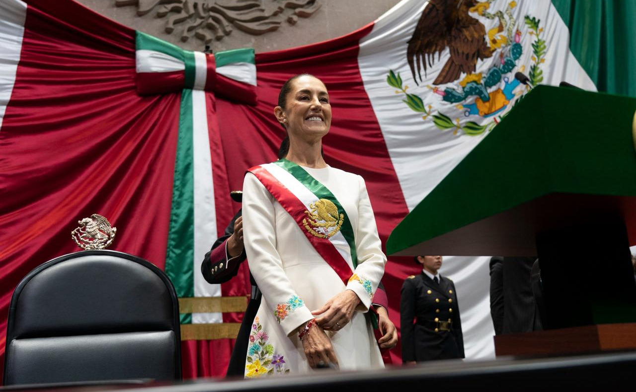 Con flores bordadas a mano, así es el vestido que Sheinbaum usó en la